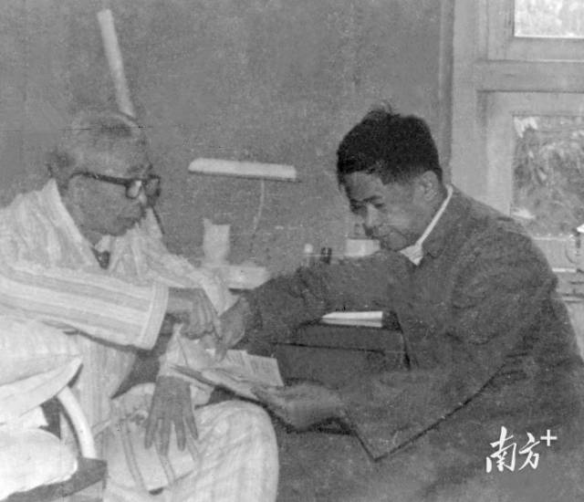 1982年，住院期间，与学生程贤章谈论稿件。河源图书馆供图